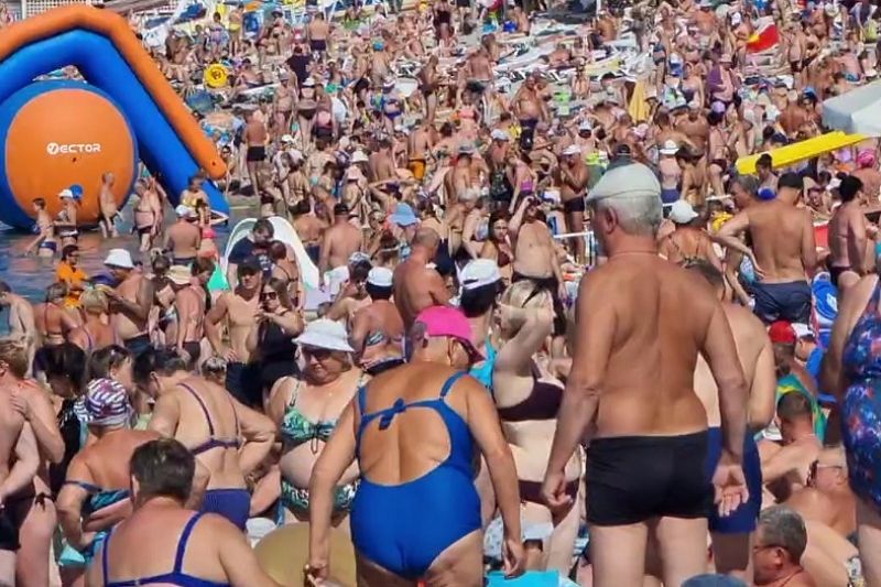 Глазам не верю: забитый 10 сентября отдыхающими пляж под Геленджиком сняли на видео