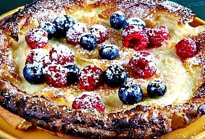 Вместо стопки блинов пеку один пышный. Просто выливаю тесто, а начинка подойдет любая