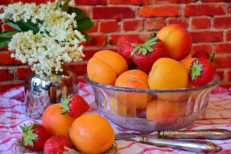 Красные и оранжевые: все, что надо знать о пользе весенних фруктов 