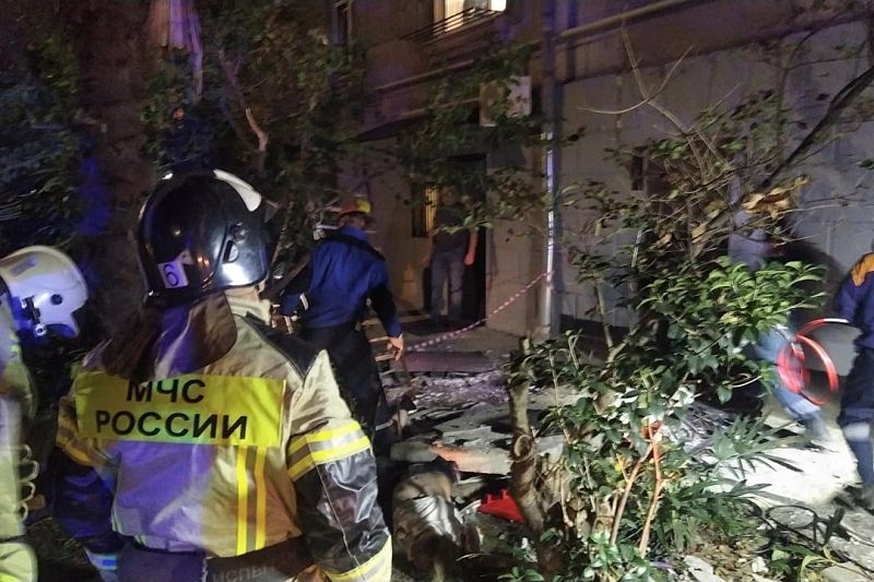 Два человека погибли при обрушении балкона пятиэтажки в центре Сочи