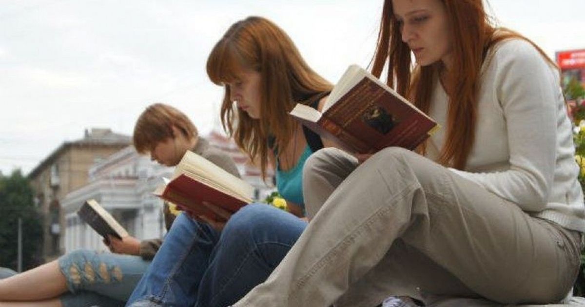 Обратиться вслух. Молодежь и книга. Чтение подростков. Молодежь читает книги. Подросток с книгой.