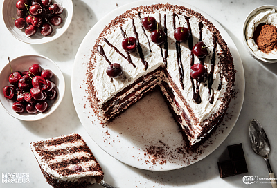 Сметанник с вишней: шоколадный бисквит, нежная кремовая пропитка и яркая кислинка