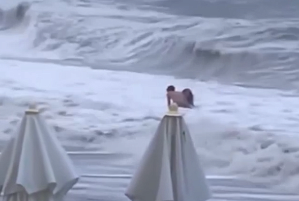 Унесло в море: опубликовано видео последней прогулки 20-летней туристки во время шторма в Сочи 