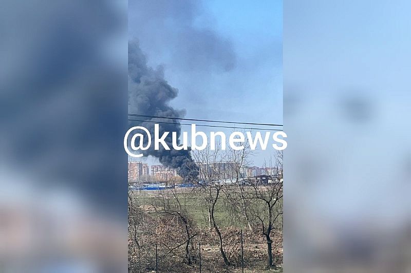Сотрудники МЧС тушат горящий мусор на площади 400 кв. м