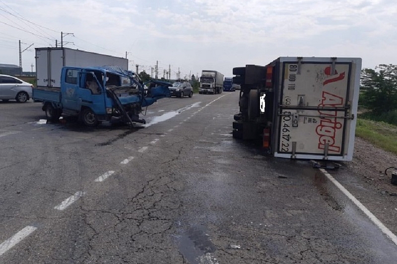 В Краснодарском крае при столкновении двух грузовиков пострадали три человека