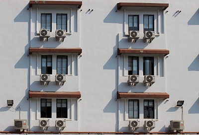 Телескопической шваброй мою не только полы, но чаще - окна. Все секреты очищения окон от «векового» налета пыли и грязи без дорогих средств и риска для жизни