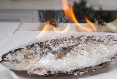 Потрясающая рыба на Новый год: сочная, без чистки и маринада. Запекаем в соли, подаем с эффектом пламени