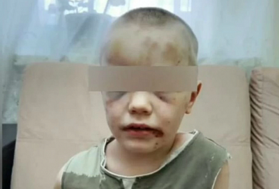 «Неправильно записывал в пропись»: мать мальчика-маугли из Новороссийска рассказала, за что истязала сына