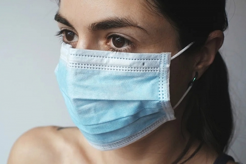 Вирусолог предупредил об опасности ношения масок в жару
