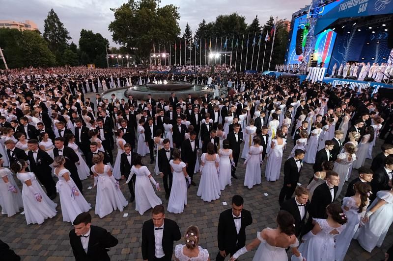 Губернатор Краснодарского края поздравил выпускников с началом новой жизни