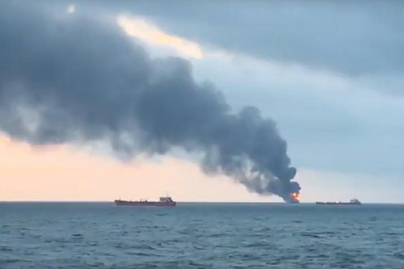 В Керченском проливе спасатели подняли из воды тело погибшего моряка, трое - спасены