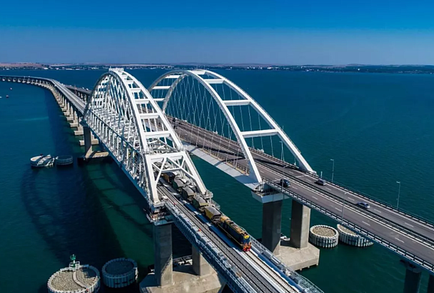 Пробка растет: более 1,3 тыс. автомобилей скопилось у Крымского моста со стороны Краснодарского края