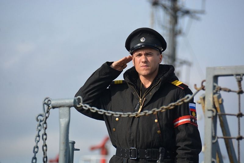В Новороссийске патрульный корабль встретили жареным поросёнком и караваем 
