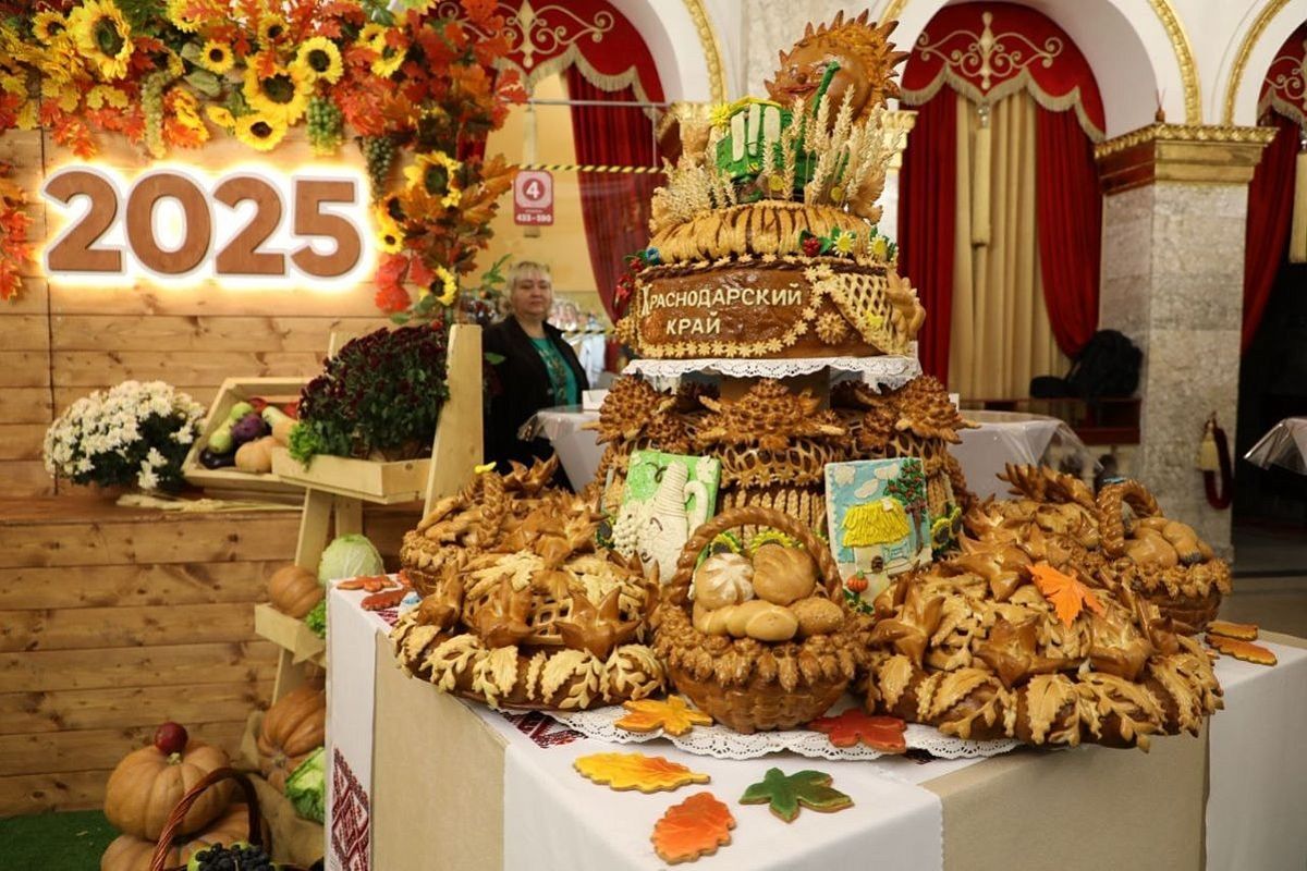 100-килограммовый каравай испекли в Анапе в честь Дня урожая на Кубани