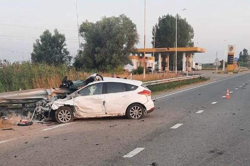 Водитель на «Форде» врезался в дорожное ограждение в Адыгее. Пострадали два человека