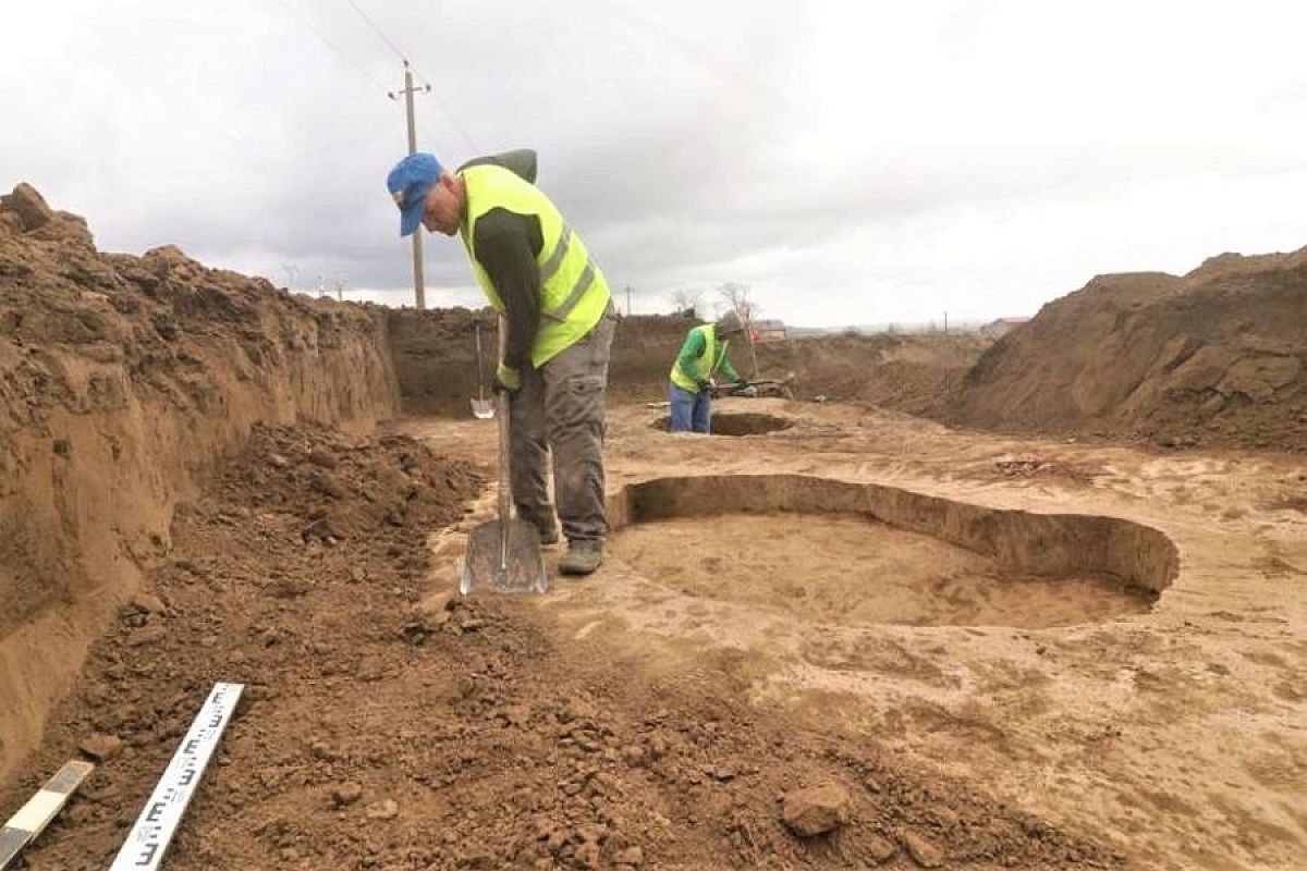 На месте строительства дороги в Темрюкском районе нашли бронзовый серп возрастом более 3,5 тысячи лет