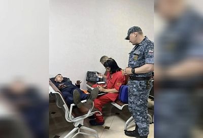 Побледнел, начал терять сознание. Краснодарские приставы спасли жизнь посетителю суда
