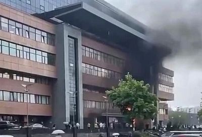 На западе Москвы горит офисный центр