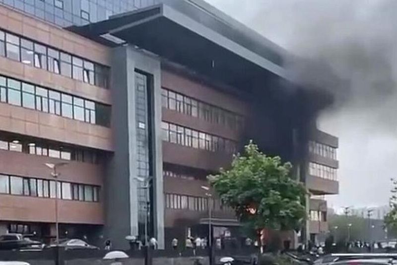 На западе Москвы горит офисный центр
