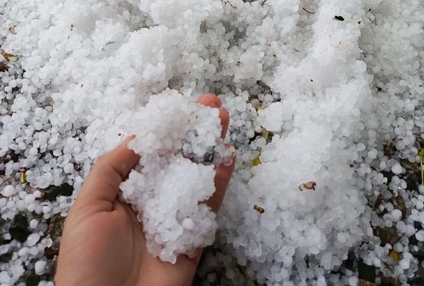 «Можно играть в снежки»: сильный град ударил по Апшеронску