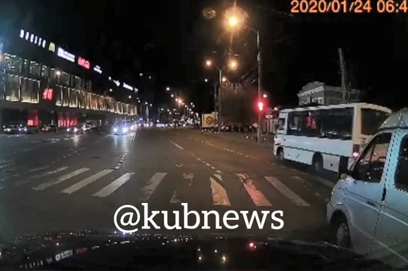 В Краснодаре полиция ищет водителя маршрутки, проехавшего на красный сигнал светофора в центре города