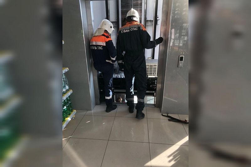 В Геленджике в супермаркете женщину и ребенка заблокировало в лифте