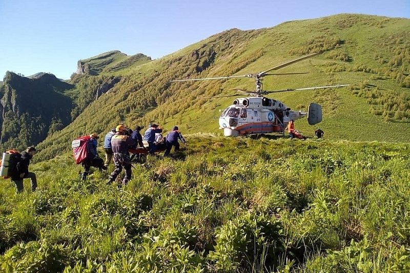 Туриста с переломом ноги доставили в Сочи с подножия горы Большой Тхач на вертолете МЧС