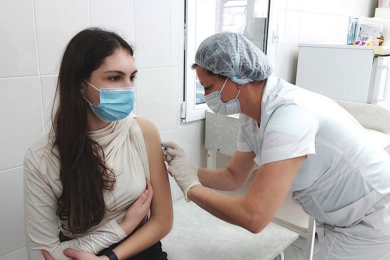 Вакцинация подростков от COVID-19 стартовала в Анапе: первой привилась 10-классница, которая хочет стать врачом