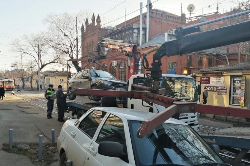 В Краснодаре с тротуаров по улице Горького эвакуировали незаконно припаркованные машины