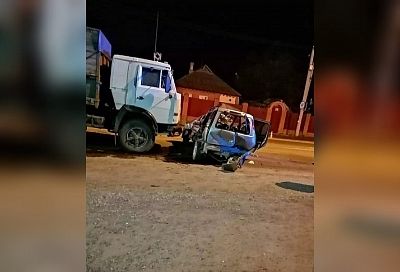 В Краснодарском крае при столкновении с КамАЗом погибла пассажирка легковушки
