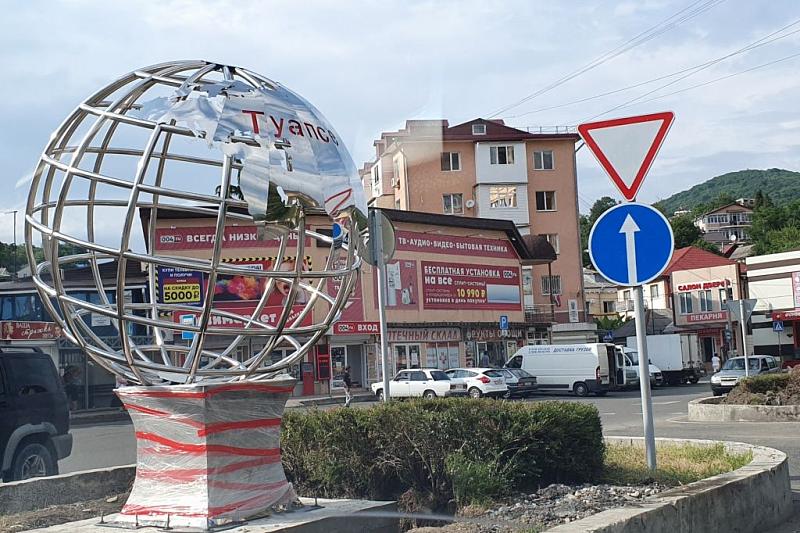 В Туапсе установили двухметровый глобус