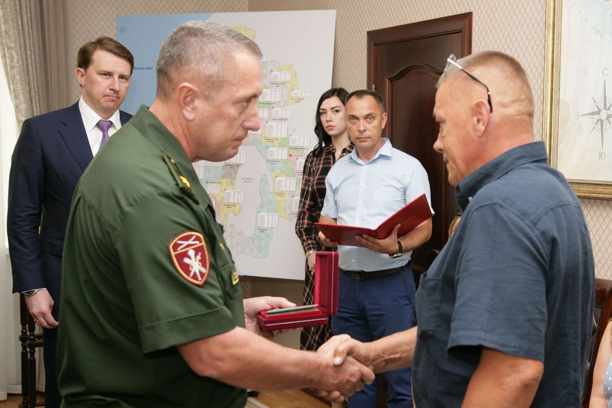 Семье погибшего в Краснодаре при нападении преступника бойца Росгвардии вручили орден Мужества