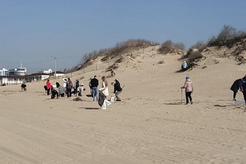 С пляжей курорта вывезли более 75 кубометров мусора
