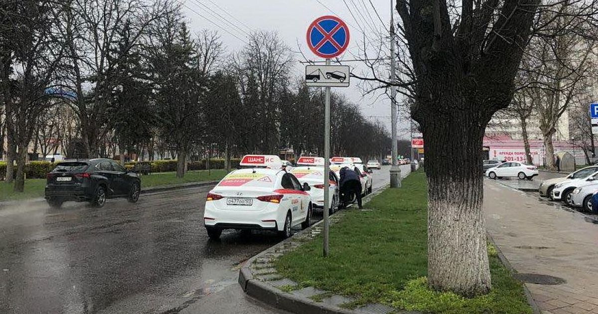 Парковка в неположенном месте. Парковка в неположенных местах знак. Машина припаркована в неположенном месте. Стоянка в неположенном месте. ГИБДД стоянка запрещена.