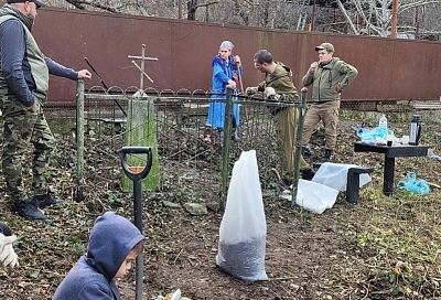 В Мысхако пенсионерка и полицейский ухаживают за заброшенным кладбищем 