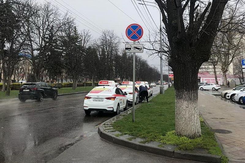Стоянка запрещена: в центре Краснодара машины автошколы паркуются в неположенном месте