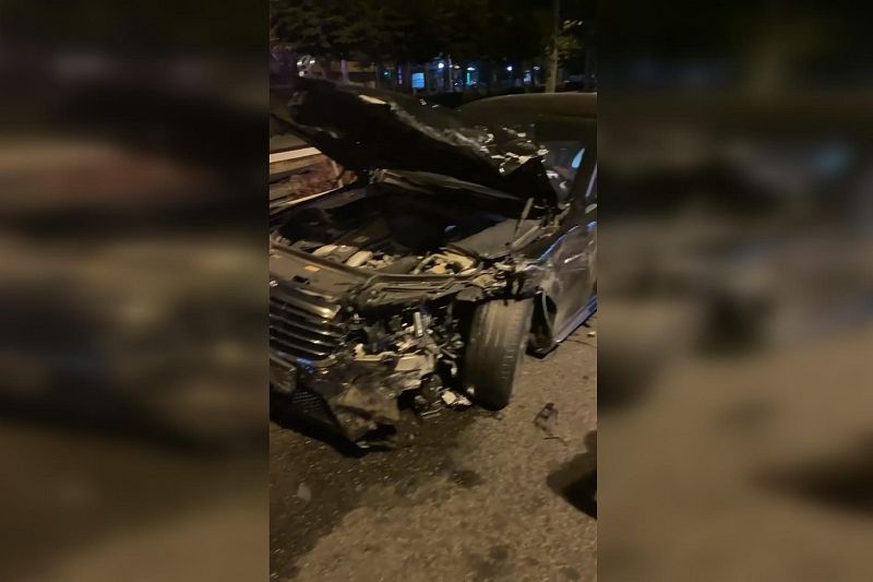 «Мерседес» столкнулся с двумя автомобилями и врезался в металлическое ограждение в Краснодаре