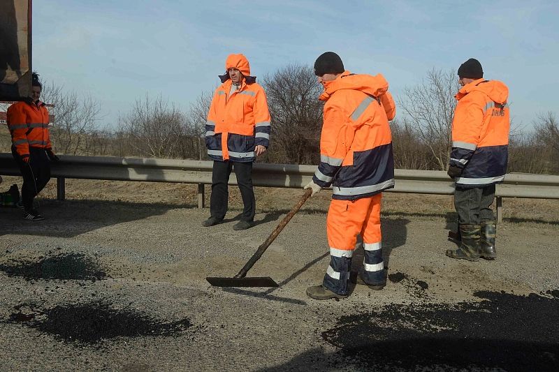 На улицах Краснодара начался ямочный ремонт дорог  
