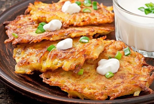 Лучшие драники, как у мамы в рецепте: хрустящие и нежные внутри с первого раза