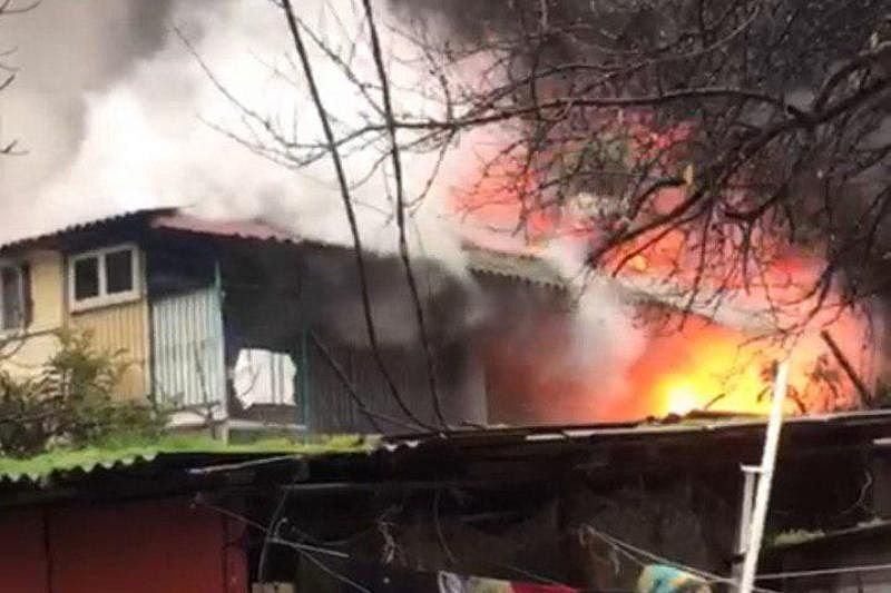 В Сочи тушат пожар в частном доме