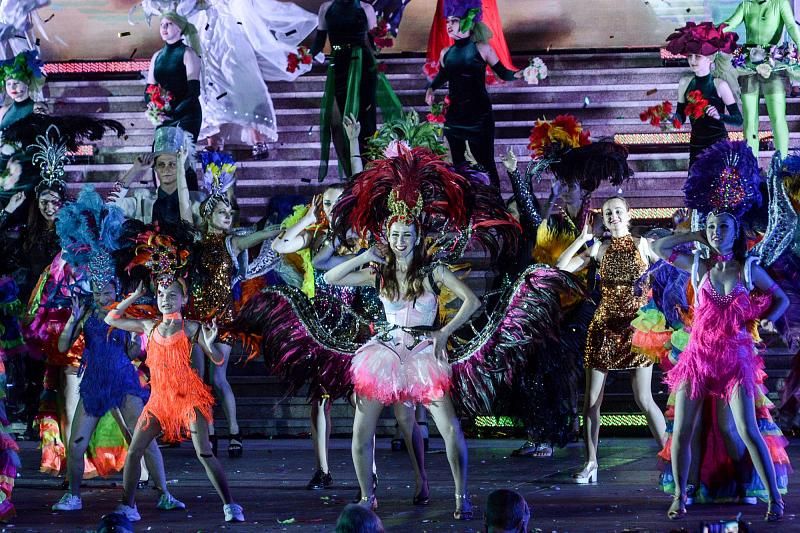 Более 2,5 тыс. артистов приняли участие в Сочи в карнавале по случаю старта летнего сезона