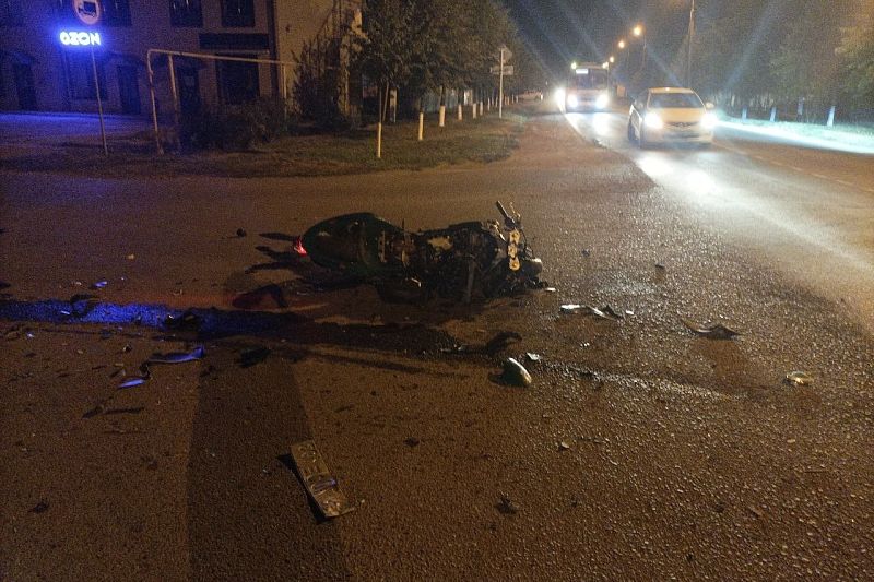 На Кубани пьяная женщина на иномарке отправила в больницу мотоциклиста без прав
