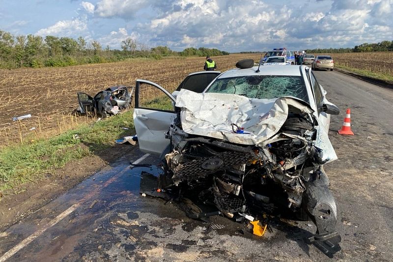 В Краснодарском крае молодой водитель устроил массовое ДТП. Он погиб, еще пятеро пострадали