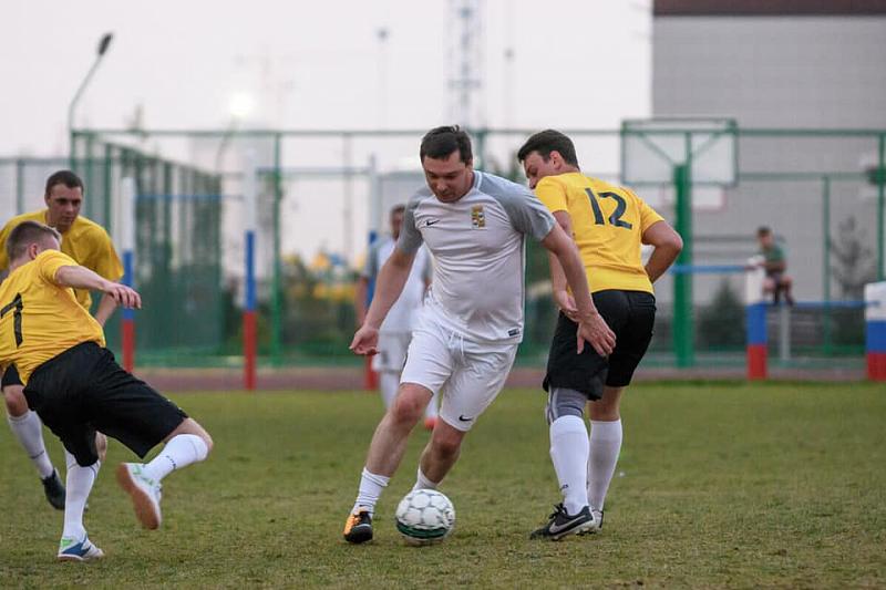 Мэр Краснодара сыграл в футбол на стадионе новой школы