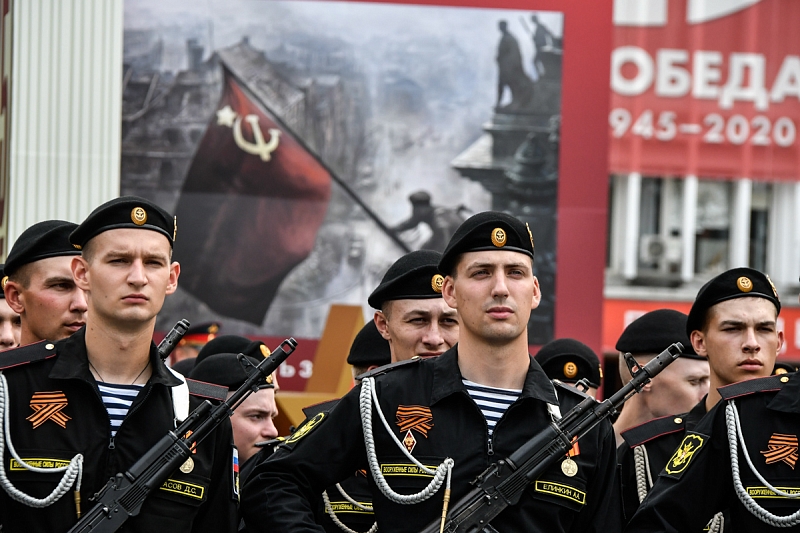 Военный  Парад в Новороссийске, посвященный 75-й годовщине в Великой Отечественной войне