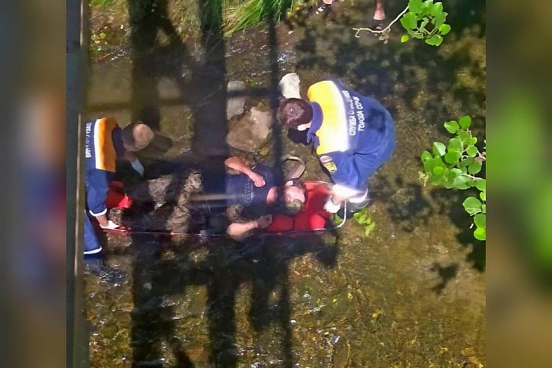 В Сочи мужчина упал с моста в реку и получил травмы позвоночника и головы