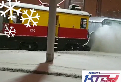 Снегачи на рельсах: в КТТУ показали, как в Краснодаре чистят трамвайные пути 