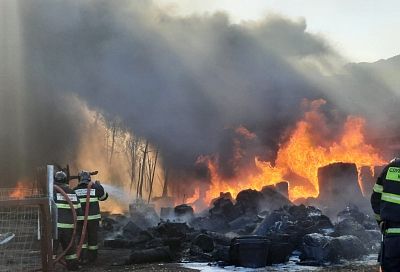 В Краснодаре тушат горящий ангар на площади 1 тыс. кв. м