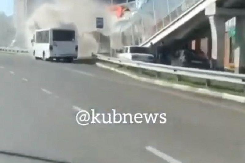 В Краснодаре на остановке общественного транспорта загорелся автобус (видео)