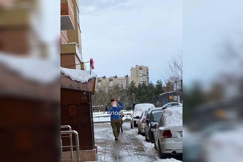 Краснодарцев возмутил мужчина, гуляющий на улице в холод с ребенком в одном памперсе